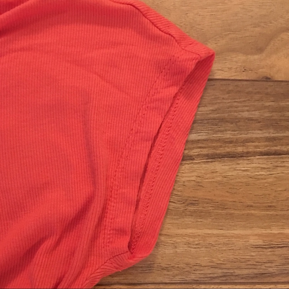 GUESS short sleeve deep V rayon top - Picture 5 of 6